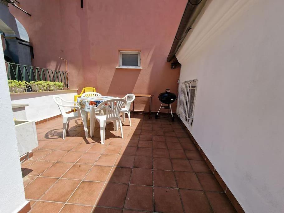 Silver Sands Finale Ligure - Traditional Apartment - 4 Beds & Terrace By The Beach ภายนอก รูปภาพ